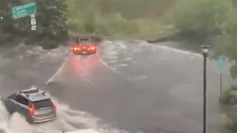 Το νερό έφτασε στις πόρτες του supercar!