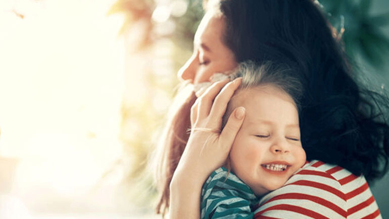 Κάνει κακό η πολλή στοργή στα παιδιά μας;