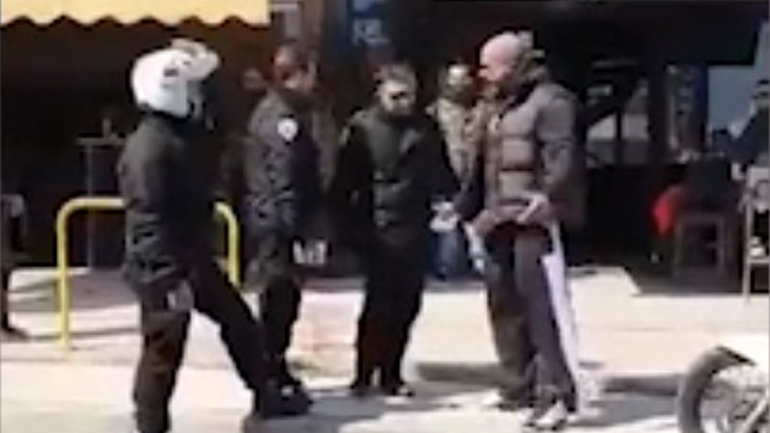 Απίστευτες σκηνές σε καφετέρια: Απειλούν αστυνομικούς – «Μην πιάνεις το όπλο θα σου ρίξω μπουνιά»