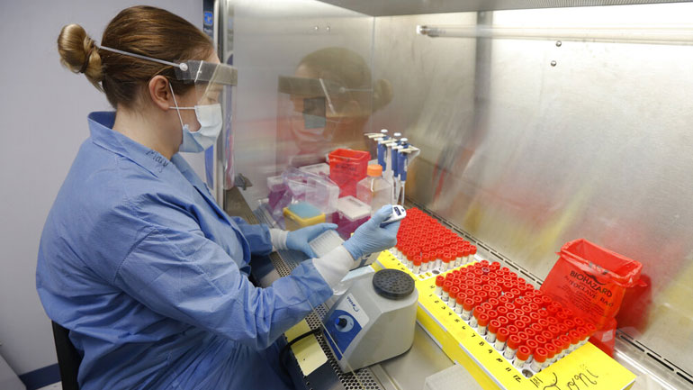 Βρετανία: Ξεκινούν δοκιμές με πλάσμα αίματος σε σοβαρά ασθενείς με Covid-19