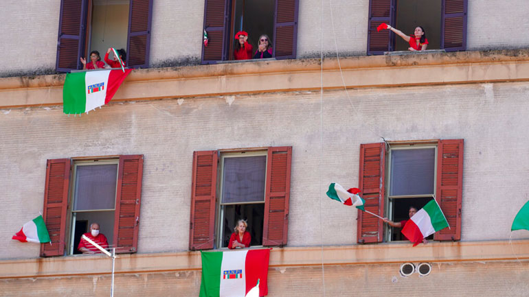 Ιταλία: Λιγότεροι θάνατοι και εισαγωγές σε ΜΕΘ