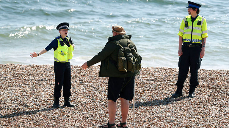 Βρετανία: Η κυβέρνηση δεν πρέπει να άρει άμεσα τα περιοριστικά μέτρα