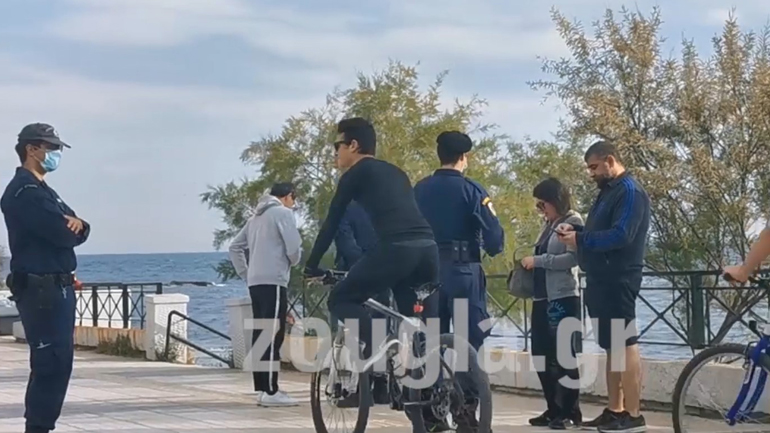 Με ελέγχους η βόλτα σε Φλοίσβο και Καβούρι: Τι κατέγραψε ο φακός του zougla.gr