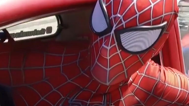 Τούρκος spider-man βοηθάει ηλικιωμένους στην Αττάλεια