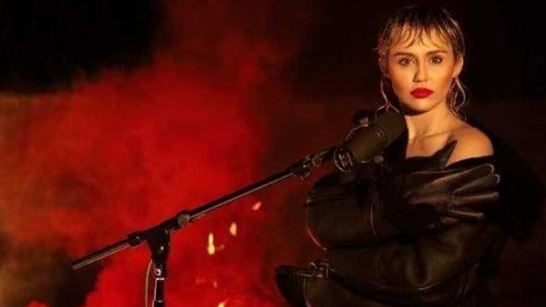 Η Miley Cyrus ερμηνεύει το «Wish You Were Here» των Pink Floyd