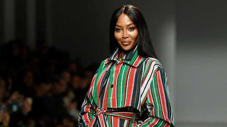 Η Naomi Campbell μας θύμισε τη θρυλική τούμπα στην πασαρέλα το 1993!
