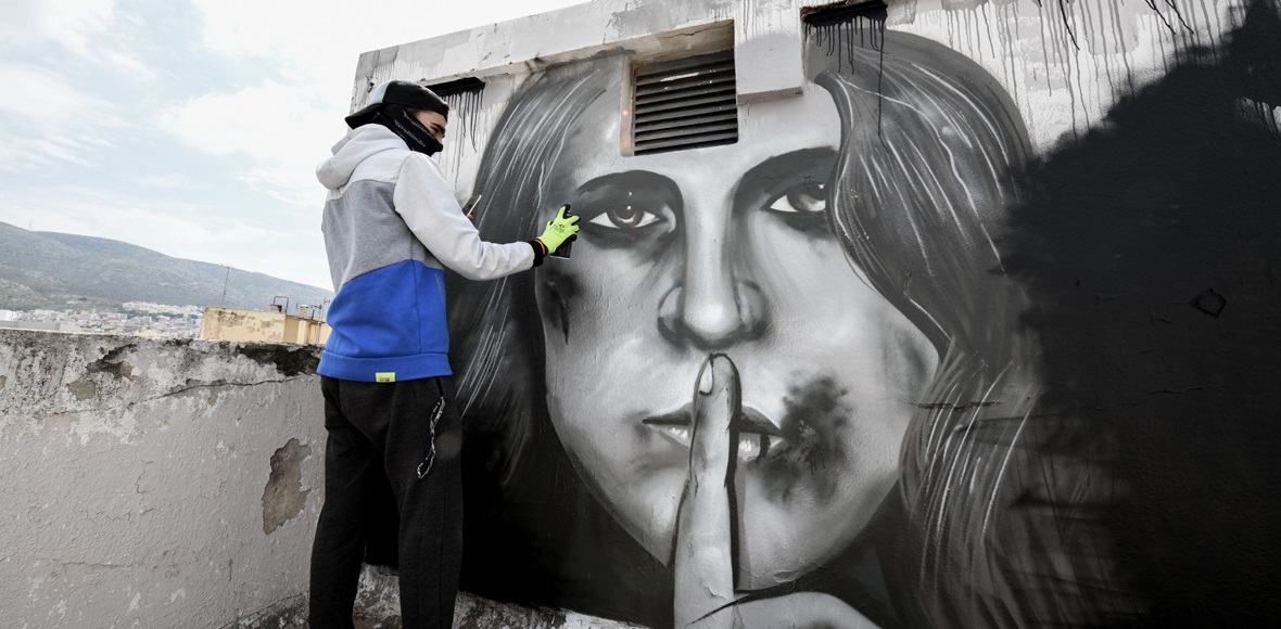 Γκράφιτι 16χρονου σε ταράτσα, με θέμα την ενδοοικογενειακή βία (Eurokinissi)