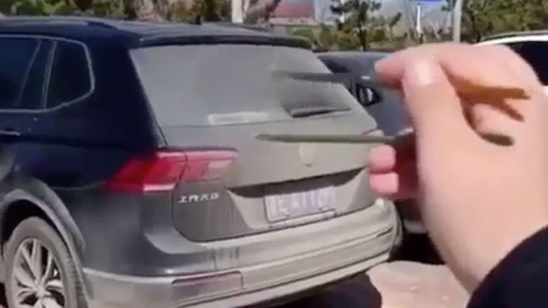 Ζωγραφίζοντας σε ένα βρόμικο αυτοκίνητο