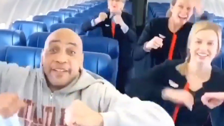 Ο μοναδικός επιβάτης πτήσης έφτιαξε βίντεο για το TikTok με τις αεροσυνοδούς