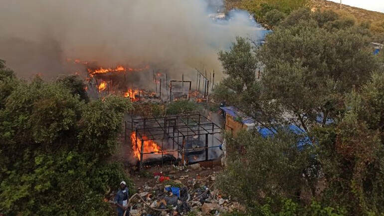 Νέα πυρκαγιά στο ΚΥΤ Σάμου – Επτά προσαγωγές