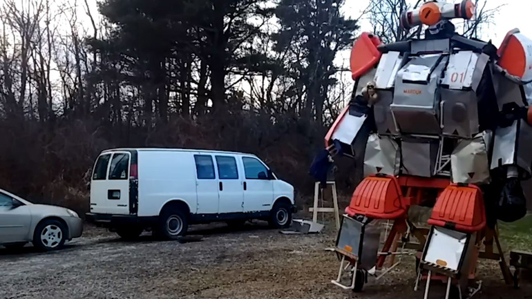 Νεαρός έφτιαξε ρομποτική στολή στην αυλή του