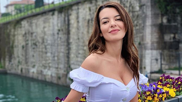 Νικολέττα Ράλλη: Βόλτα στο κέντρο της Αθήνας στον 7ο μήνα της εγκυμοσύνης της