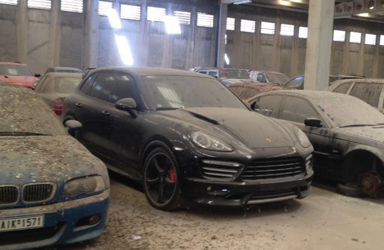 Porsche Cayenne σε αποθήκη του ΟΔΔΥ - Δείτε την μπλε BMW σε τι άθλια κατάσταση είναι...