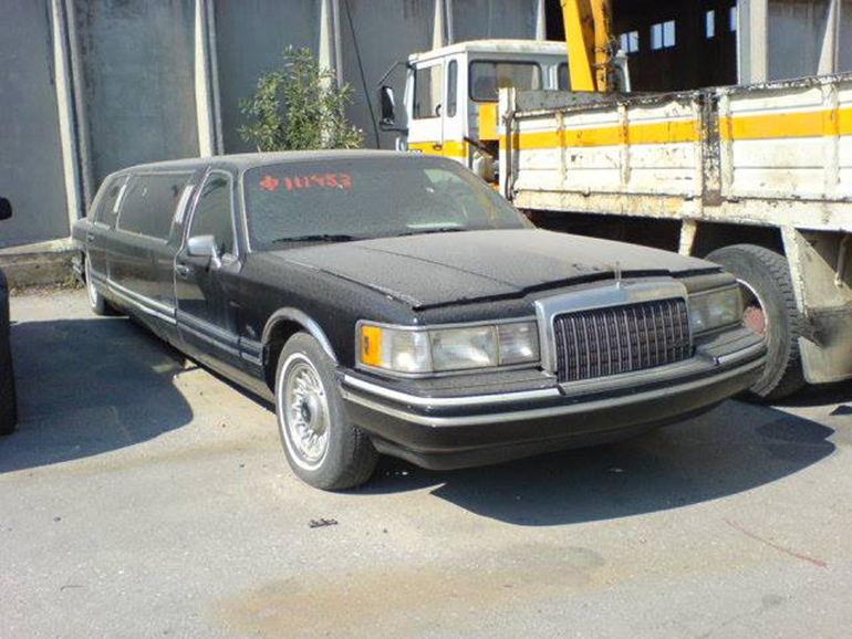 Μία λιμουζίνα Lincoln...