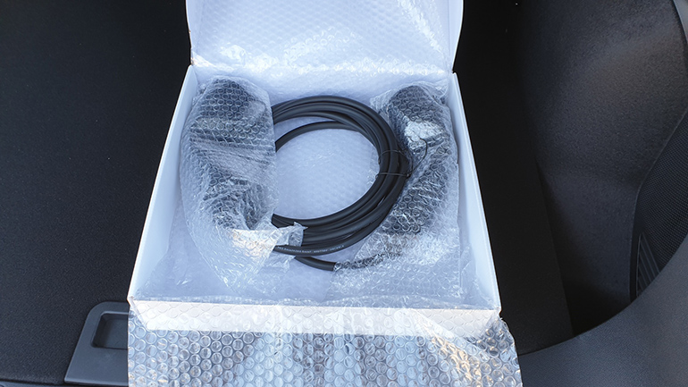 ... περιέχει τα καλώδια φόρτισης του ηλεκτροκινητήρα (έκδοση Plug In Hybrid)