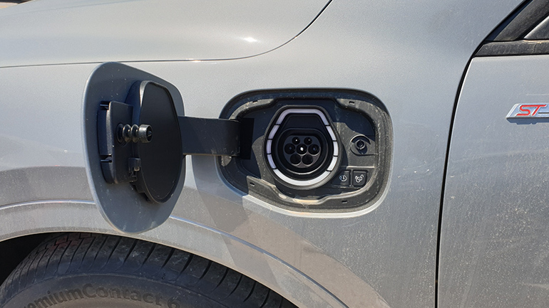H έκδοση Plug in hybrid (συνδυασμός κινητήρα βενζίνης και ηλεκτροκινητήρα) που θα είναι άμεσα διαθέσιμη θα φορτίζει και από μία πρίζα