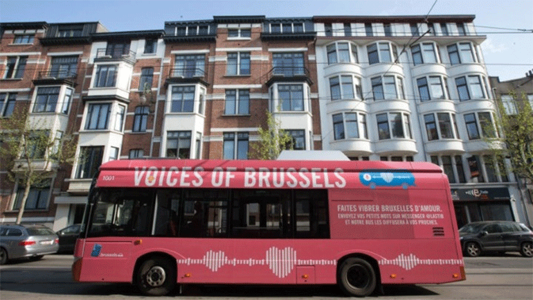 Λεωφορείο κυκλοφορεί στις Βρυξέλλες και μεταδίδει από μεγάφωνα μηνύματα αγάπης