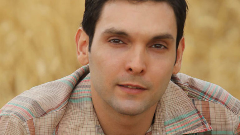 Ο Γιάννος από τις «Άγριες Μέλισσες» μας συστήνει τον κούκλο αδελφό του!