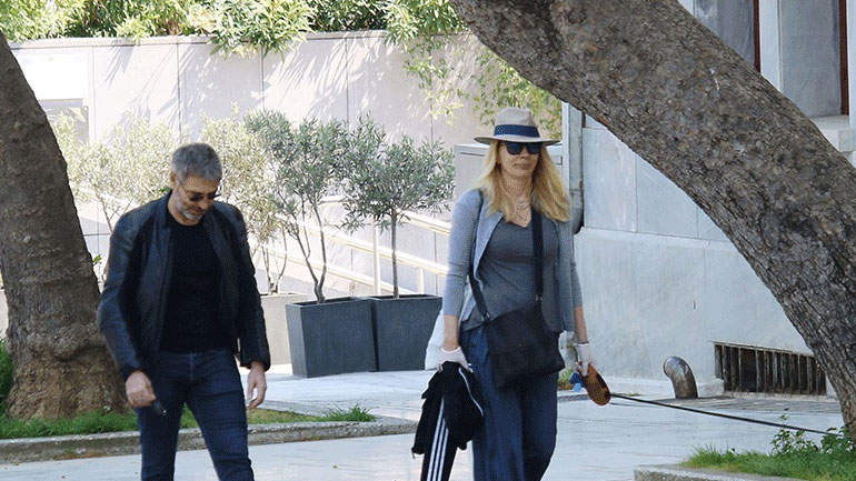Σμαράγδα Καρύδη-Θοδωρής Αθερίδης: Βόλτα στο κέντρο της Αθήνας με τον τετράποδο φίλο τους