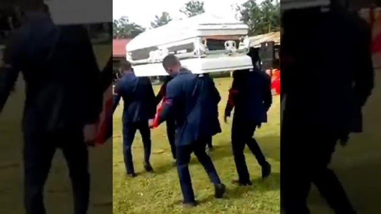 Το πτώμα πέφτει από το φέρετρο κατά τη διάρκεια χορού των νεκροπομπών