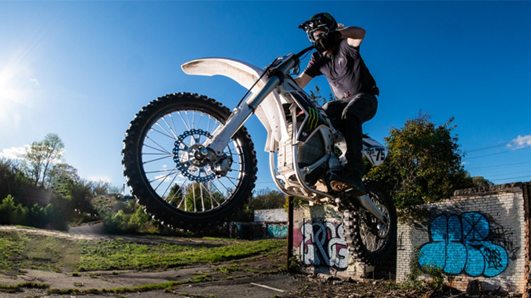 Δίτροχα παιχνίδια στην πόλη με τον Josh Hill