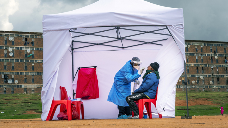 Νότια Αφρική: Τον μεγαλύτερο ημερήσιο αριθμό κρουσμάτων κορωνοϊόύ κατέγραψαν οι αρχές