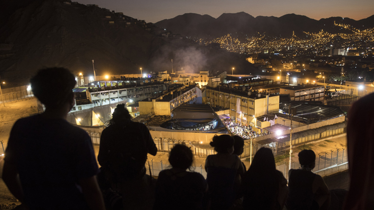 Κορωνοϊός: Εννιά νεκροί και 67 τραυματίες στη φυλακή του Περού όπου ξέσπασε εξέγερση