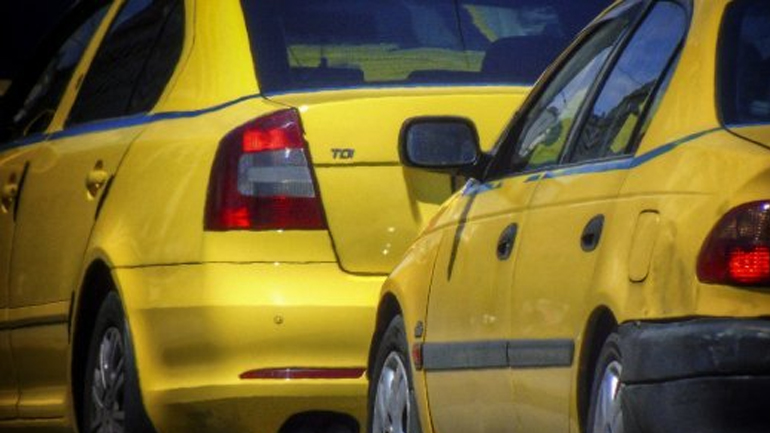 Αντιδρά ο ΣΑΤΑ στη συνέχιση της μεταφοράς ενός επιβάτη ανά ταξί
