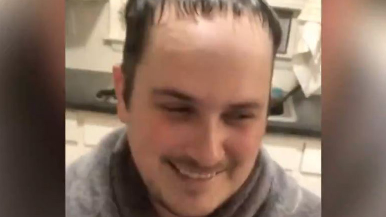 Όταν αναγκάζεσαι να κουρευτείς στο σπίτι…