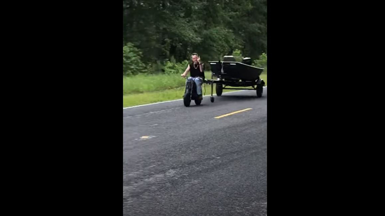 Άνδρας μεταφέρει βάρκα με… τσαλάκι Άνδρας μεταφέρει βάρκα με… τσαλάκι