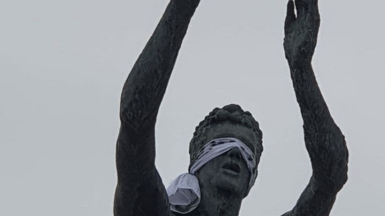 Έδεσαν τα μάτια στο άγαλμα του Ντράζεν Πέτροβιτς για να μην… βλέπει τον «μαρασμό» της Τσιμπόνα