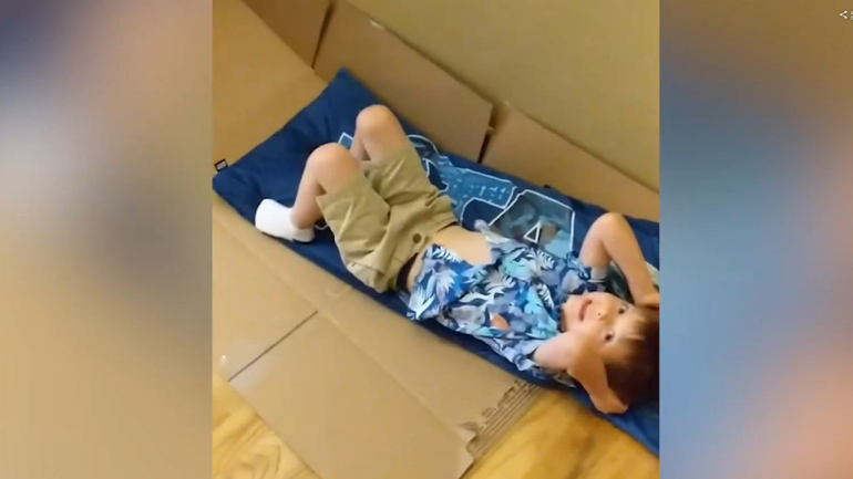 Κάνοντας τσουλήθρα στο σπίτι