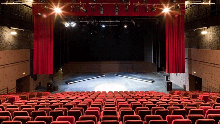 Νέα παράσταση διαμαρτυρίας έξω από το υπουργείο Εργασίας από τους καλλιτέχνες