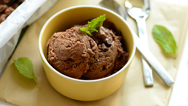 Απλές συνταγές για να φτιάξεις μόνος σου παγωτό πρωτεΐνης