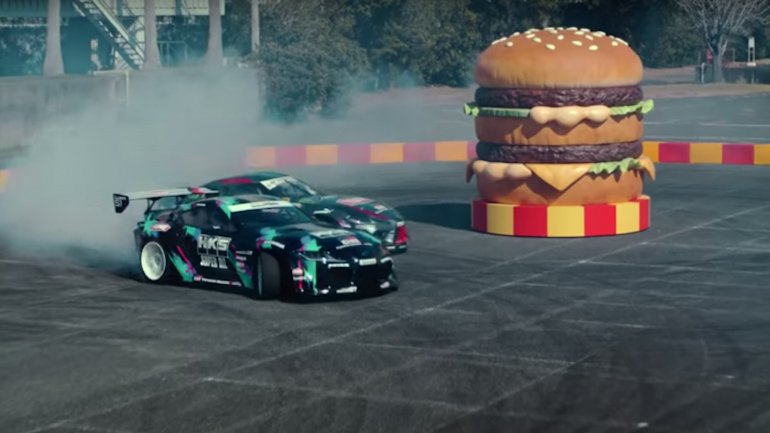 Δύο κορυφαίοι drifters και στη μέση ένα μπέργκερ!