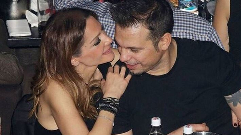 Δέσποινα Βανδή: Γιατί αποφάσισε να δείξει δημόσια μετά από 17 χρόνια φωτογραφίες του γάμου της;