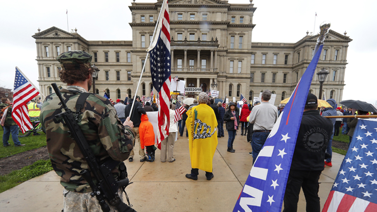 Κορωνοϊός: Ένοπλοι διαδήλωσαν μέσα στο Καπιτώλιο του Μίσιγκαν εναντίον των μέτρων περιορισμού