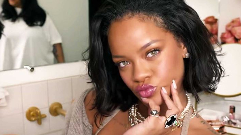 Νέο tutorial: Η Rihanna μας δείχνει πώς θα πετύχουμε το no make up look!