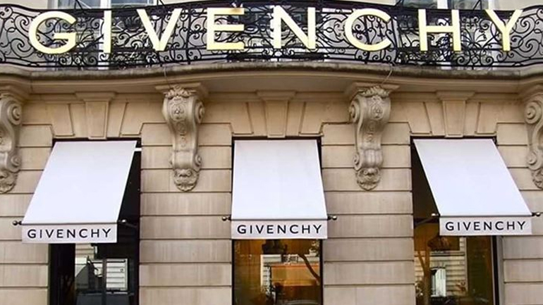 Ο οίκος Givenchy ράβει ιατρικές ποδιές για τους γιατρούς της Γαλλίας