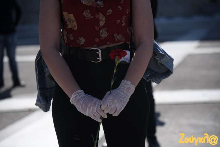 Πρωτομαγιά με γάντια και μάσκες