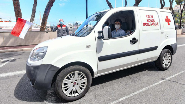 O Leclerc σε ρόλο οδηγού του Ερυθρού Σταυρού