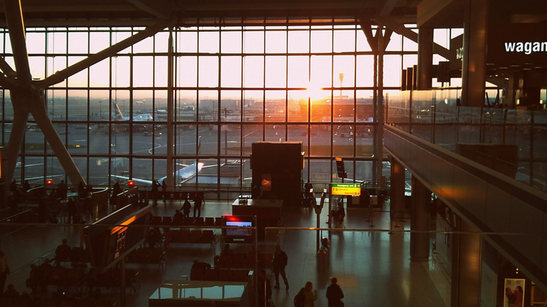 Αλλάζουν όλα στις πτήσεις: Τα σχέδια για διαβατήρια ανοσίας και τούνελ απολύμανσης