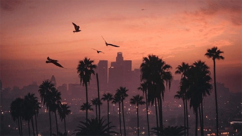 Tο ηλιοβασίλεμα στο Λος Άντζελες από υπολογιστή στο σπίτι
