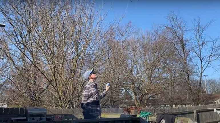 Κερνώντας μπύρες μέσω drone λόγω καραντίνας