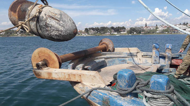 Εντυπωσιακές εικόνες: Η ελεγχόμενη έκρηξη νάρκης στη θάλασσα της Νέας Μηχανιώνας