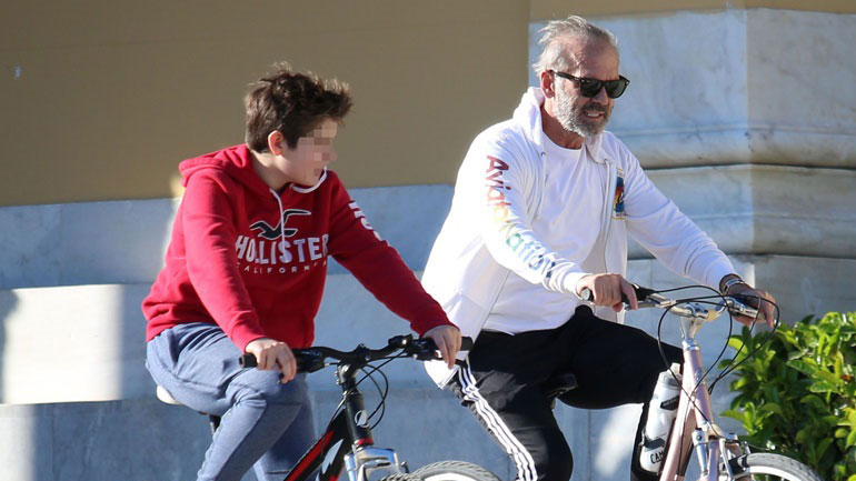 Πέτρος Κωστόπουλος: Ποδηλατάδα με τον γιο του στο Ζάππειο
