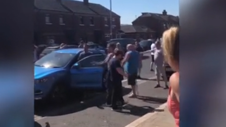 Άγριο ξύλο στο δρόμο εν μέσω καραντίνας για τα μάτια μιας κοπέλας