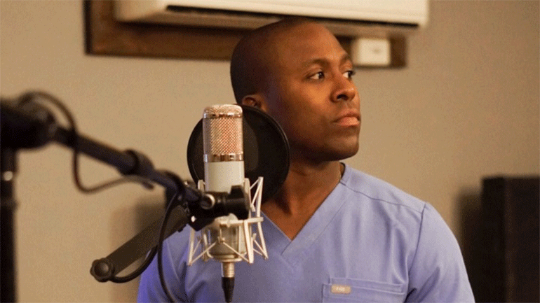 Χειρουργός τραγουδά για να συγκεντρώσει χρήματα για την αντιμετώπιση της πανδημίας