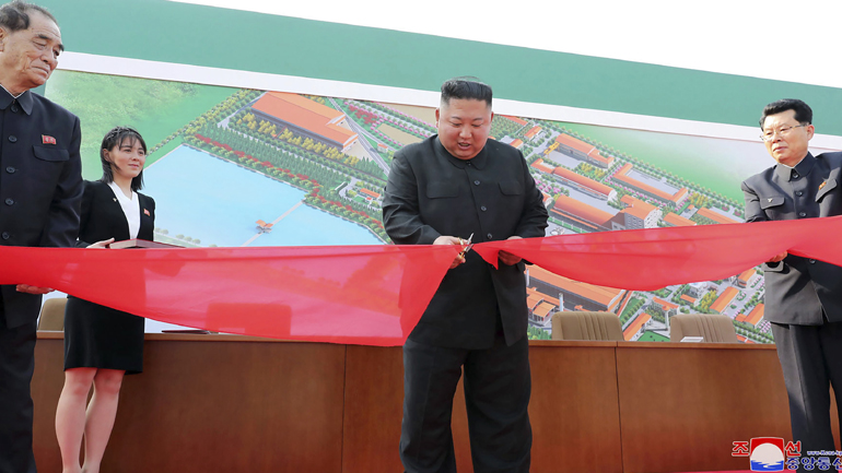 Βόρεια Κορέα: Πρώτη δημόσια εμφάνιση του Κιμ Γιονγκ Ουν έπειτα από τρεις εβδομάδες