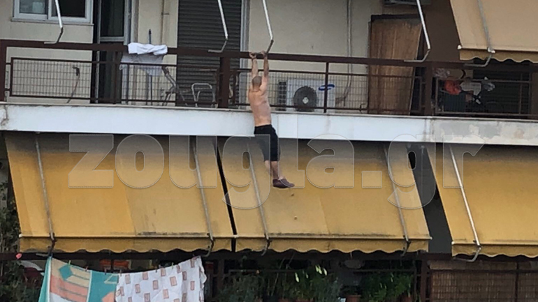 Βίντεο: Ημίγυμνος άνδρας απειλούσε να αυτοκτονήσει από το μπαλκόνι του σπιτιού του στη Νίκαια